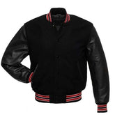 Schwarze und rot/weiße Collegejacke mit schwarzen Lederärmeln